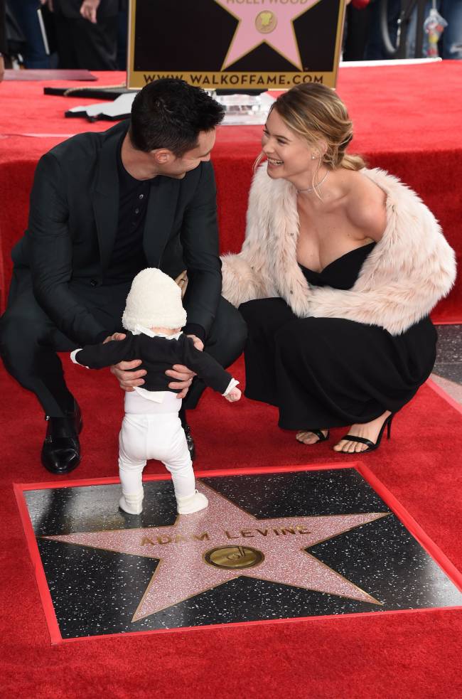 Бехати Принслу и Адам Ливайн впервые появились на публике с 4-месячной дочерью